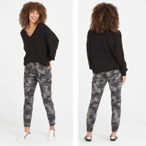 Spanx Camo Pants. Stretch Twill Jogger. Like New. Size Large.